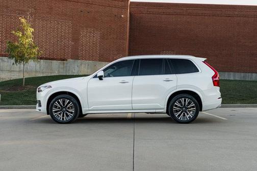 2022 Volvo XC90 T6 Momentum