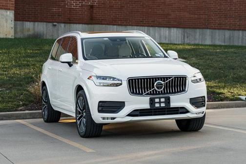 2022 Volvo XC90 T6 Momentum