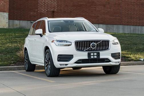 2022 Volvo XC90 T6 Momentum