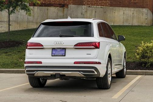 Glacier White Metallic 2023 Audi Q7 55 Premium Plus