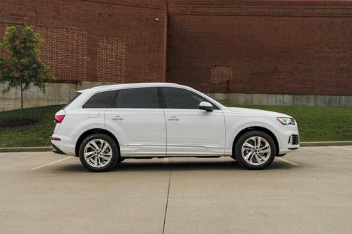 Glacier White Metallic 2023 Audi Q7 55 Premium Plus