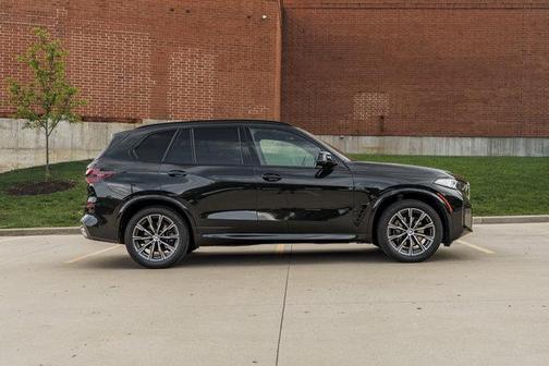 Black Sapphire Metallic 2025 BMW X5 xDrive40i