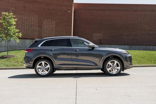 Tambora Gray Metallic 2025 Audi Q5 Premium Plus TFSI quattro S tronic