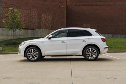 Glacier White Metallic 2023 Audi Q5 45 S line Premium Plus