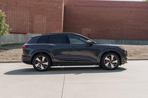 2025 Audi SQ6 e-tron Premium Plus quattro
