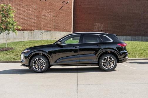 Mythos Black Metallic 2026 Audi Q5 Premium TFSI quattro S tronic