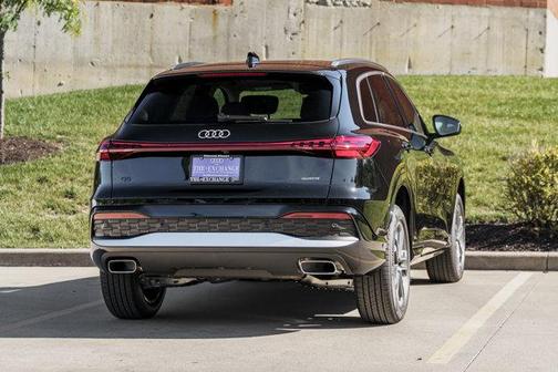 Mythos Black Metallic 2026 Audi Q5 Premium TFSI quattro S tronic