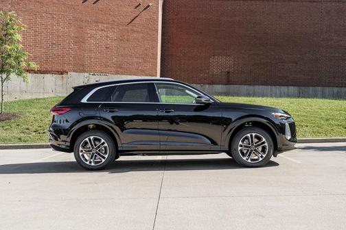 Mythos Black Metallic 2026 Audi Q5 Premium TFSI quattro S tronic