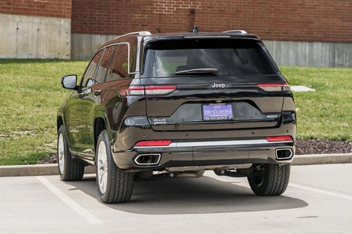 Diamond Black Crystal Pearlcoat 2022 Jeep Grand Cherokee Summit