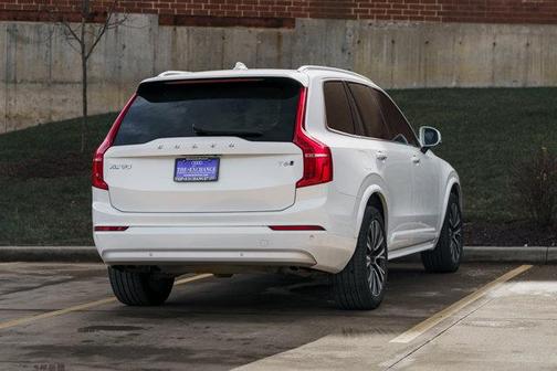 2022 Volvo XC90 T6 Momentum