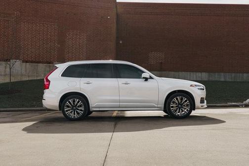 2022 Volvo XC90 T6 Momentum