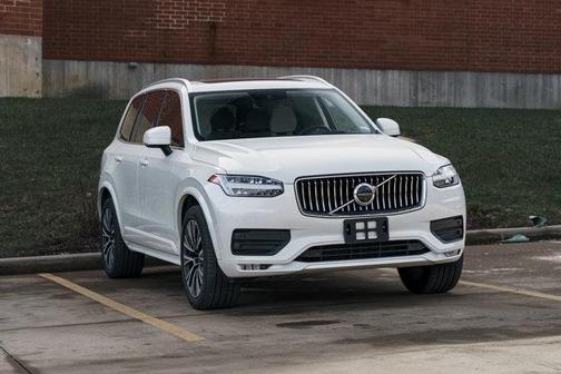 2022 Volvo XC90 T6 Momentum