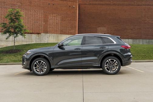 Tambora Gray Metallic 2026 Audi Q5 Premium TFSI quattro S tronic
