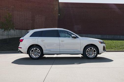 2025 Audi Q7 55 Premium Plus