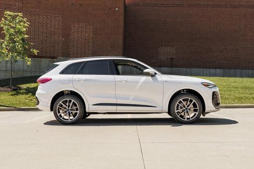 Glacier White Metallic 2026 Audi Q5 Premium Plus TFSI quattro S tronic