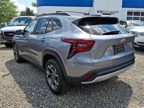 Sterling Gray Metallic 2024 Chevrolet Trax LT