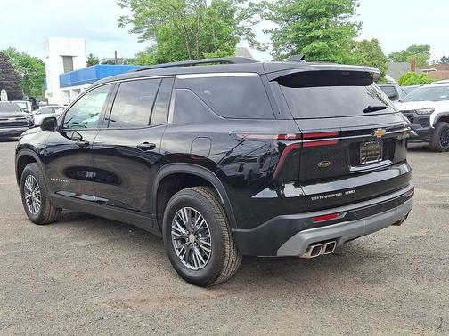 Mosaic Black Metallic 2026 Chevrolet Traverse LT