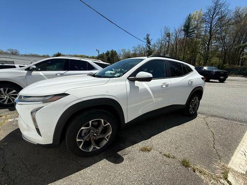 Summit White 2024 Chevrolet Trax LT