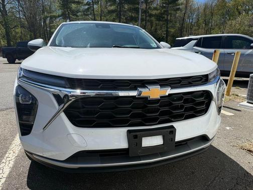 Summit White 2024 Chevrolet Trax LT