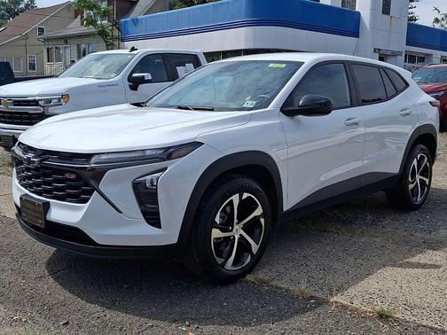 Summit White 2024 Chevrolet Trax FWD 1RS