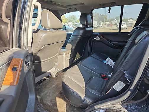 2005 Nissan Pathfinder LE