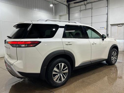 2023 Nissan Pathfinder SL 4WD