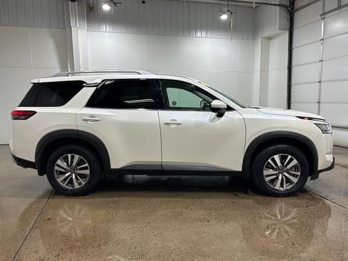 2023 Nissan Pathfinder SL 4WD