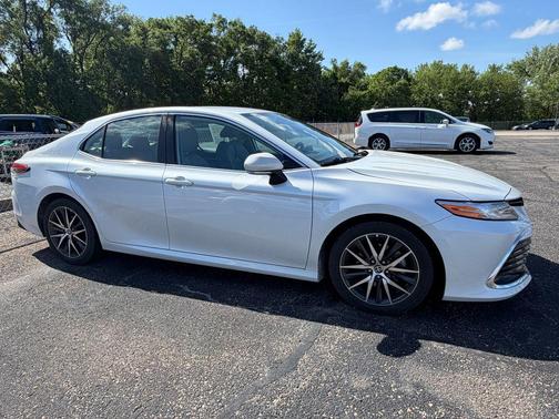Pearl 2022 Toyota Camry Hybrid XLE