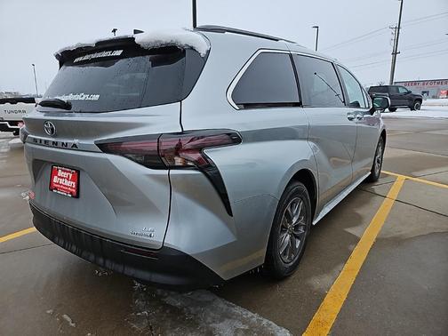 2024 Toyota Sienna LE