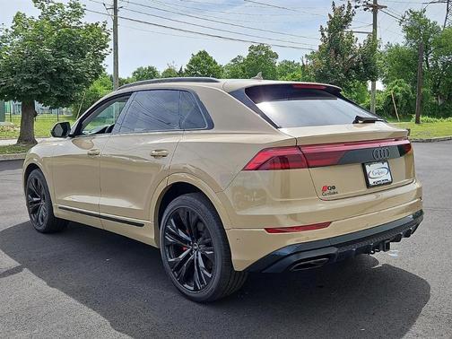 Sakhir Gold Metallic 2024 Audi Q8 55 Premium