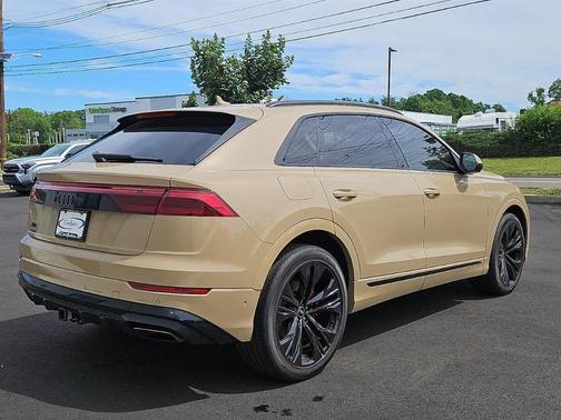 Sakhir Gold Metallic 2024 Audi Q8 55 Premium