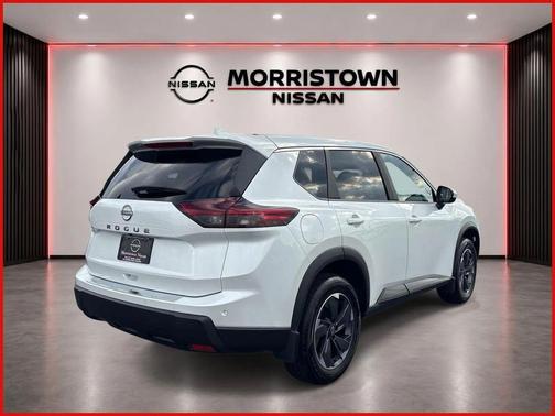 Everest White Pearl 2025 Nissan Rogue SV