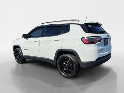Bright White Clearcoat 2025 Jeep Compass Latitude
