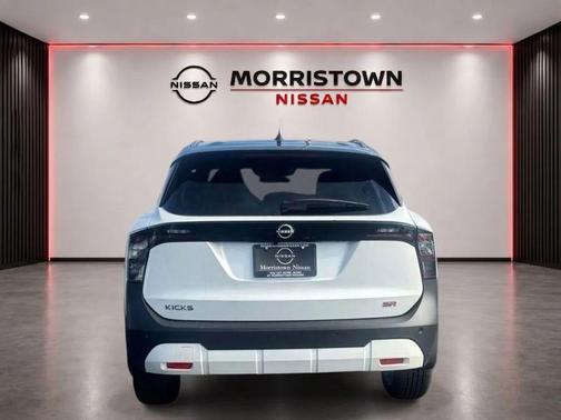 Aspen White Tricoat/Super Black 2026 Nissan Kicks SR
