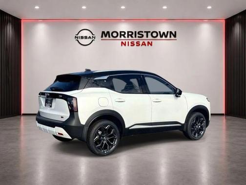 Aspen White Tricoat/Super Black 2026 Nissan Kicks SR
