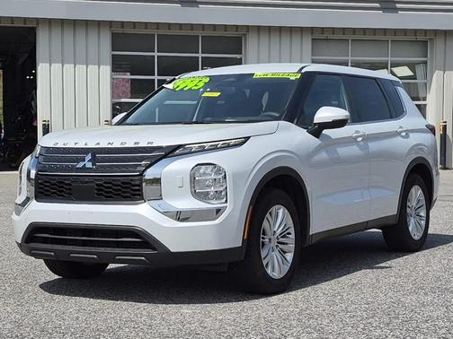 White Diamond 2024 Mitsubishi Outlander ES