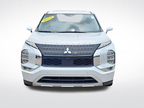 White Diamond 2024 Mitsubishi Outlander SE