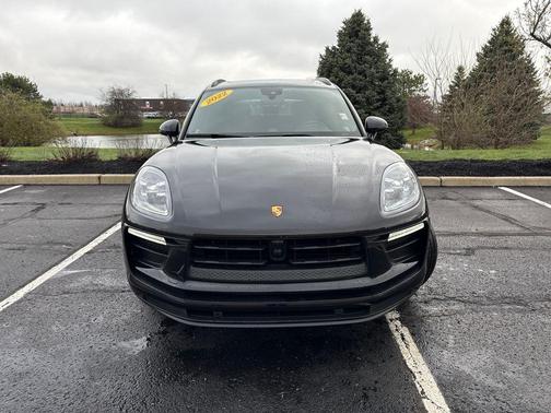 Jet Black Metallic 2022 Porsche Macan Base
