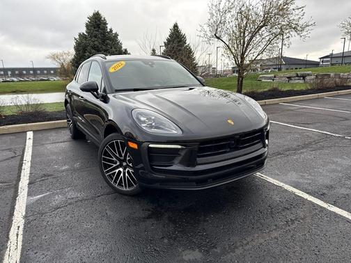 Jet Black Metallic 2022 Porsche Macan Base