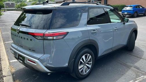 2022 Nissan Pathfinder SL