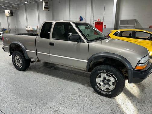 2001 Chevrolet S-10 Base