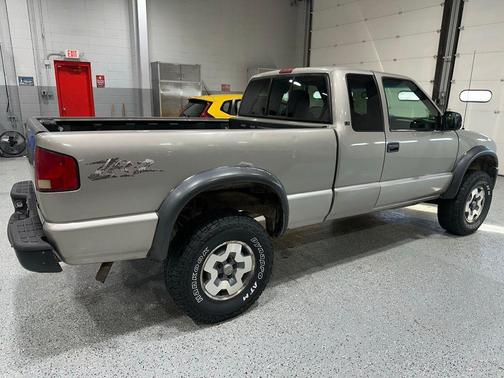 2001 Chevrolet S-10 Base