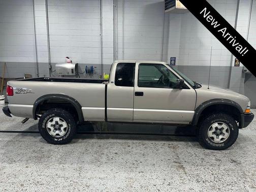 2001 Chevrolet S-10 Base