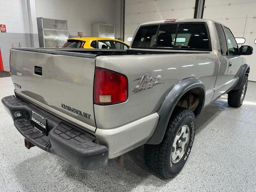 2001 Chevrolet S-10 Base