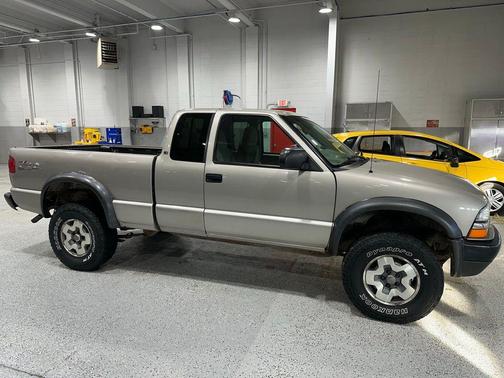 2001 Chevrolet S-10 Base