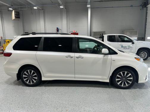 2020 Toyota Sienna XLE