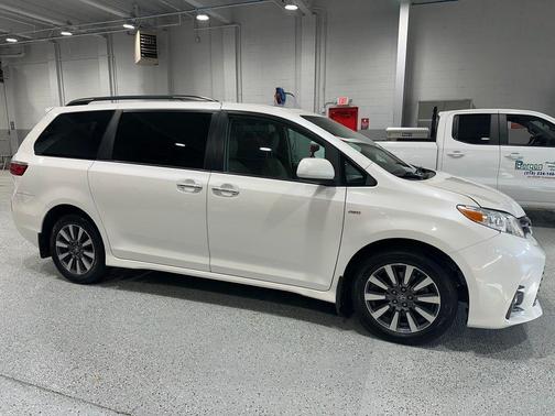 2020 Toyota Sienna XLE