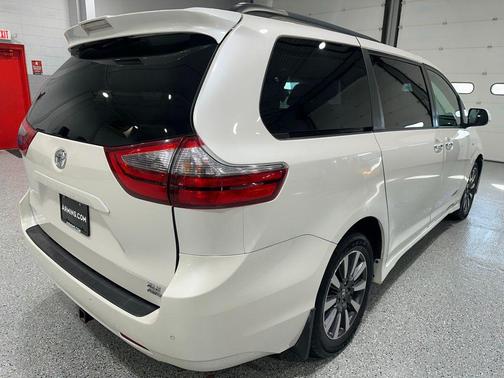 2020 Toyota Sienna XLE