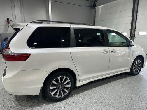 2020 Toyota Sienna XLE