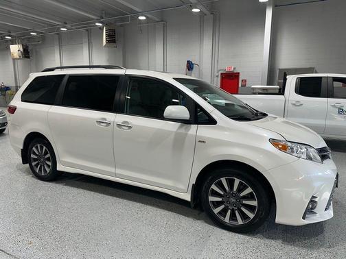 2020 Toyota Sienna XLE